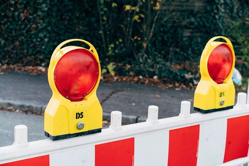 Absperrposten mit zwei Lampen