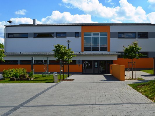 Mittelschule am Glasberg in Schimborn, Blick auf den Eingangsbereich